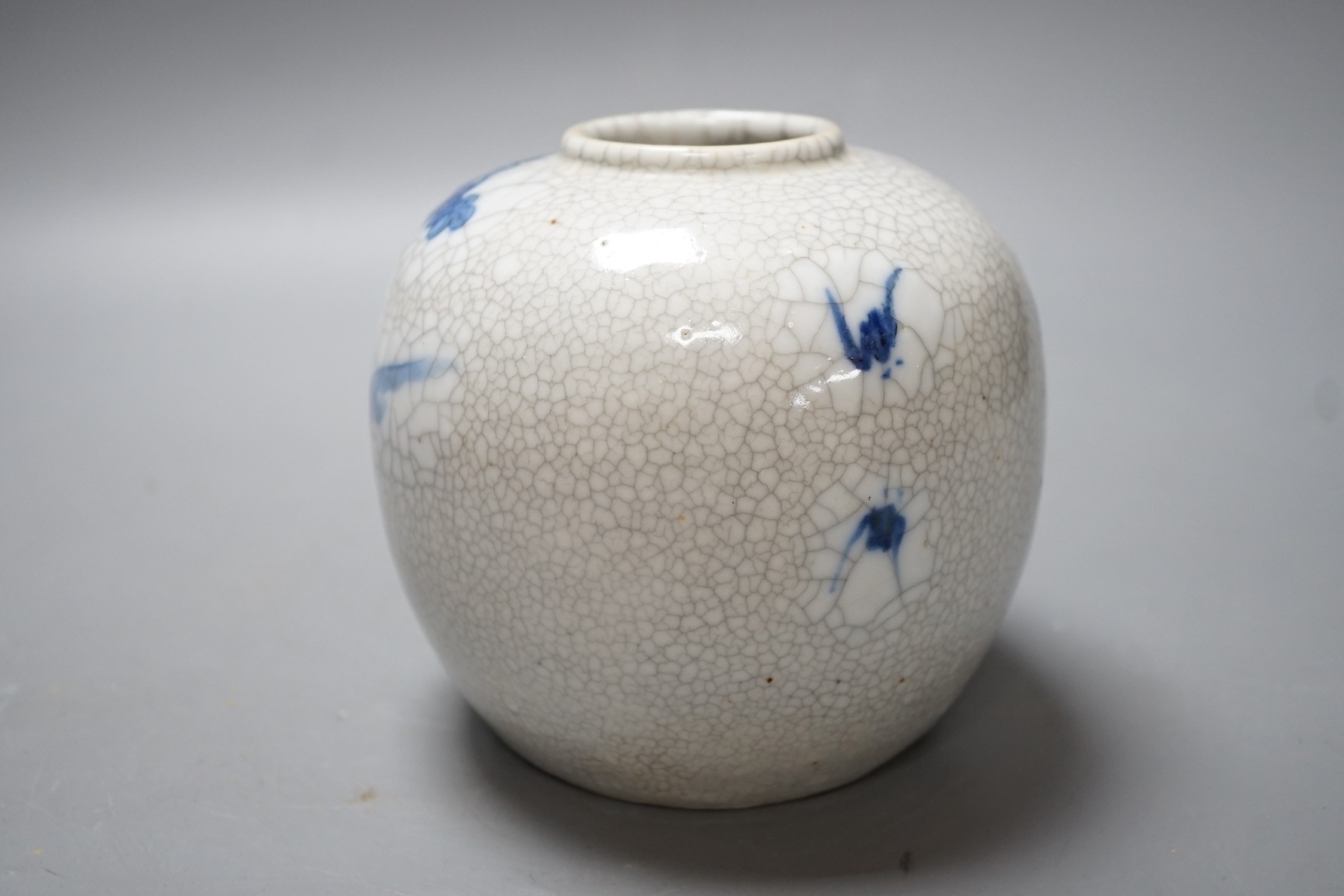 A 19th century Chinese blue and white crackleglaze vase 12.5cm